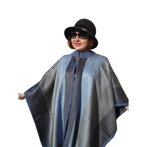 New Baby Alpaca wool unisex Periwinkle cape hand made in the Andes - Picture 1 of 4